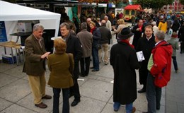 Clubmitglieder informieren über \"End-polio-now\" am Mantelsonntag in Mainz