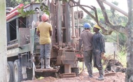 Brunnenbau in Mampong, Ghana, Bohrarbeiten mit schwerem Gerät